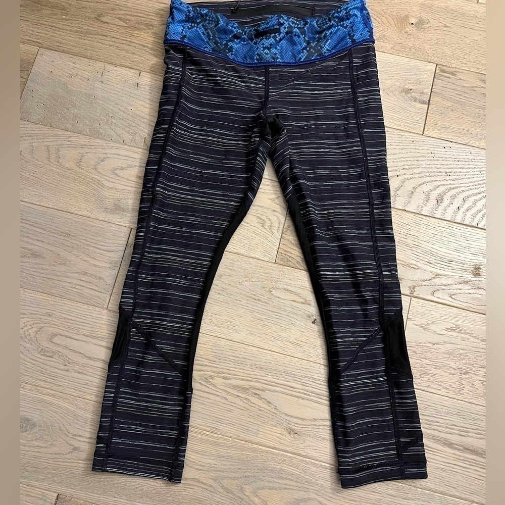 LULULEMON Capri Style Leggings multi color - blue and grey  Size 6
